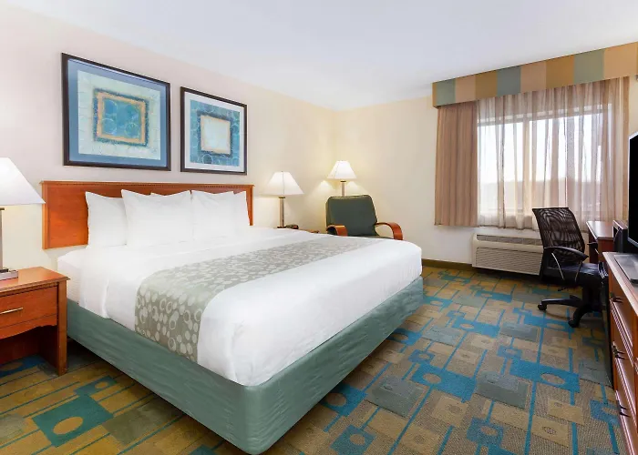 La Quinta By Wyndham Chicago Hotel Willowbrook