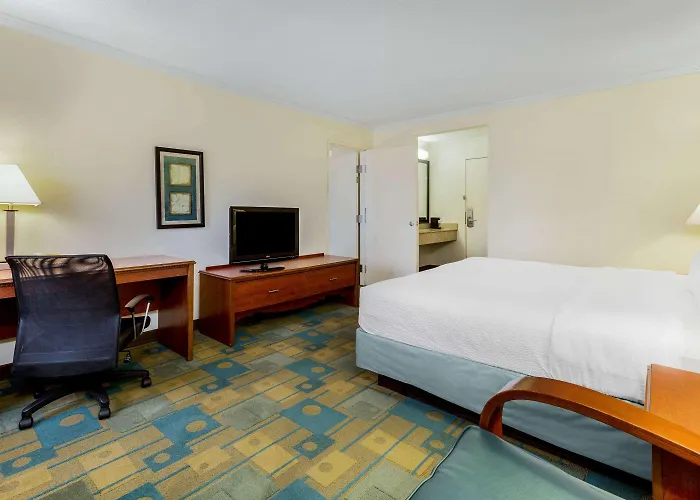 La Quinta By Wyndham Chicago Hotel